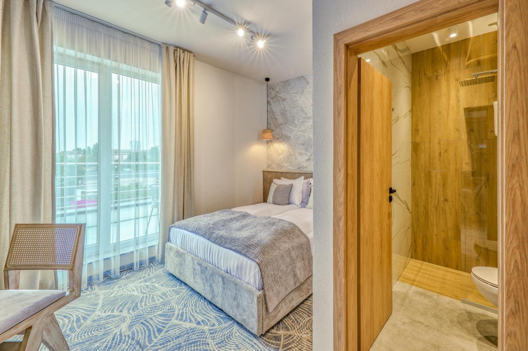 Hotel Serenity 티미쇼아라 외부 사진